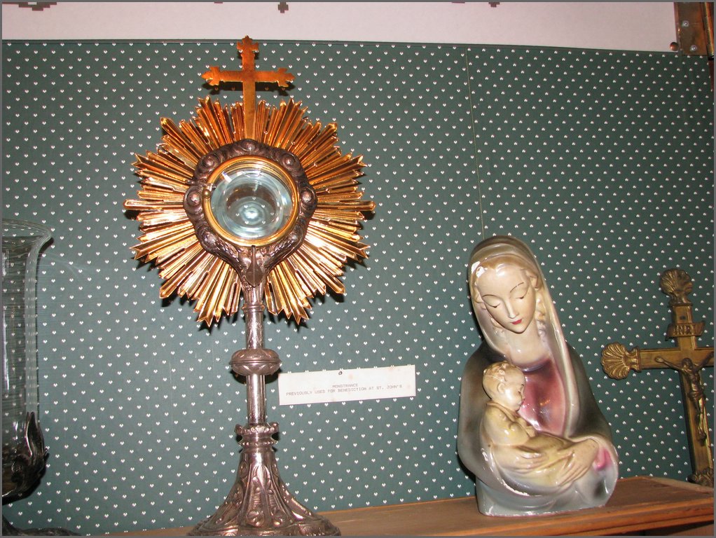 082 Monstrance.jpg
