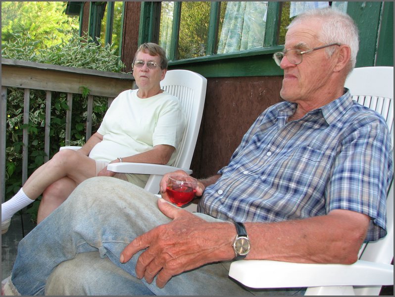 027 Beth and Sandy with a cool one.jpg