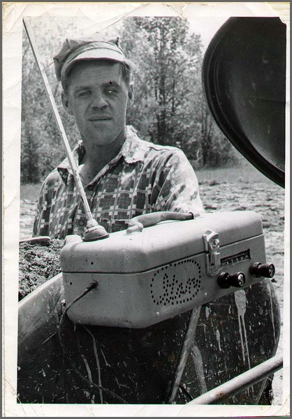 Stanley's_Tractor_Radio.jpg