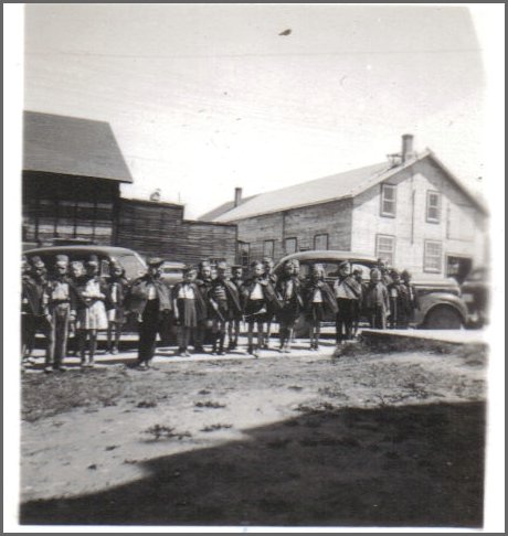 kids at town hall 1947.jpg