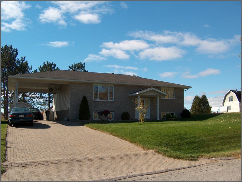 525 Valleyview Dr W.jpg