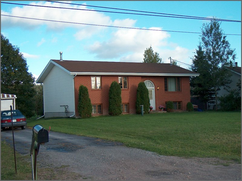  830 Valleyview Dr W.jpg